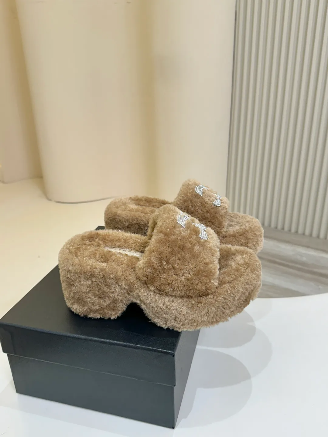 👟👟Ex-factory price 480👟👟 Chanel CHANEL thick-soled fur flip flops｜Finally waited for this pair of celebrity show style same style🧚♀️ The upper is covered with soft and waxy lamb wool, with classic double C diamond buckle👟👟The texture is full of texture. As soon as you put it on, your sense of luxury will instantly soar. The inner lamb wool fabric is as comfortable as stepping on clouds☁️ Thickened rubber soles, 8cm at the heel, 6.5cm at the forefoot, with raised bars, easy to wear with long legs~ The wedge heel design is super easy to walk, lazy and fashionable. It is very elegant for daily outings and date wear. It is a must-have and versatile artifact for this autumn and winter, waiting for you~ #chanel slippers #Celebrity Style #Advanced Wearing Fabric: Lamb 🐑 Wool Lining: Lamb 🐑 Wool Feet: lamb 🐑 hair Outsole: wear-resistant and non-slip rubber outsole Size: 35–40